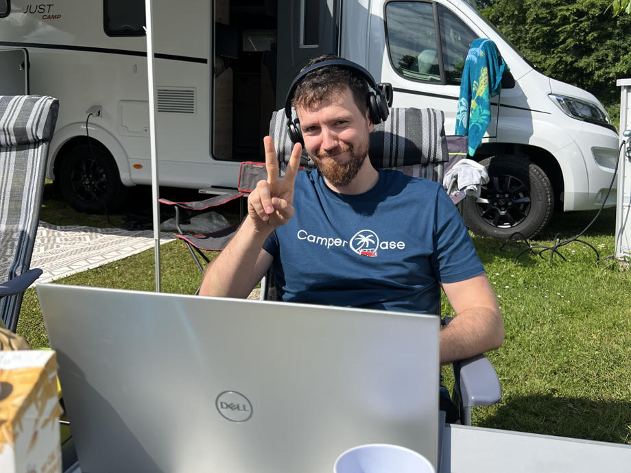 Mitarbeiter der CamperOase am Arbeiten auf Campingplatz