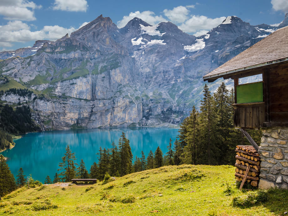 Die Alpen bieten viele wunderschöne Panoramen. In einigen Bergseen kannst du im Sommer eine echte Abkühlung genießen. Alpen Bergsee