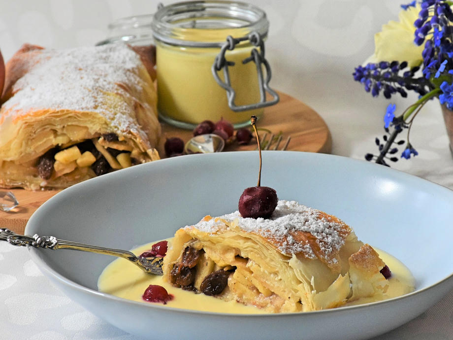 Neben der deftigen Küche sind es vor allem die Süßspeisenwie Apfelstrudel, die du unbedingt in den Alpen probieren solltest. Apfelstrudel, Süßspeisen Alpen