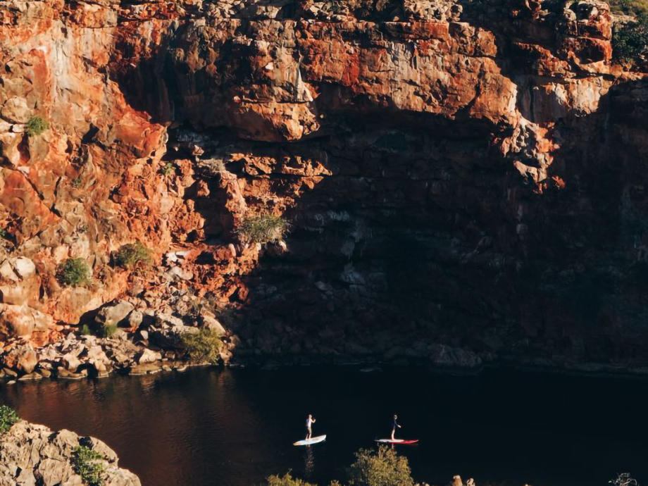 Rund um Exmouth und im Cape Range Nationalpark gibt es unzählige Gorges und Canyons, die ihr beispielsweise auf dem Stand-Up Paddleboard erkunden könnt. Exmouth, Cape Range National Park, Canyon, Gorge SUP, SUP Exmouth