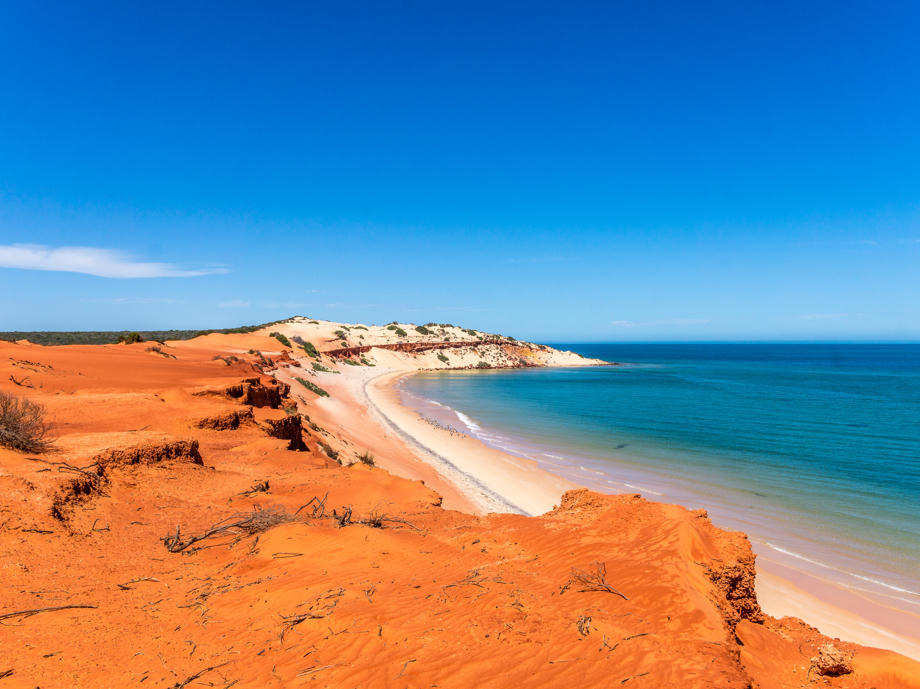 Die rote Wüste, der weiße Sandstrand und das blaue Meer im Francois Peron Nationalpark bieten einen tollen Farbkontrast. Francois Peron Nationalpark, Shark Bay, Roter Sand, Westküste Australien