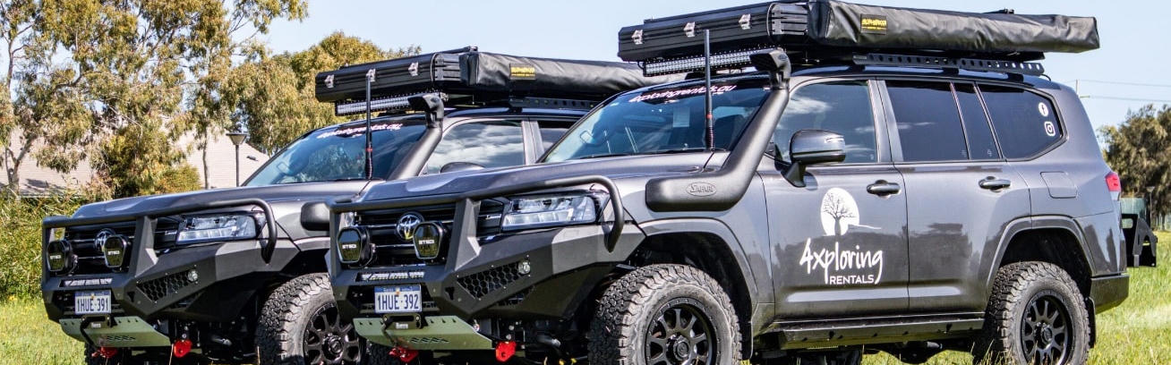 Zwei LC300 Camper geparkt auf einer Wiese