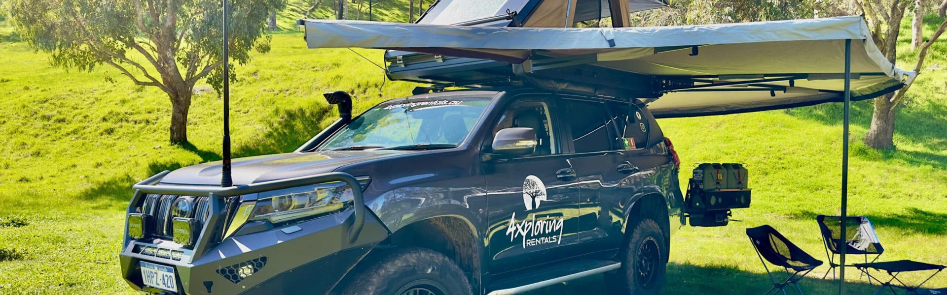 Premium Wanderer Prado 2-Person auf einer Wieso geparkt