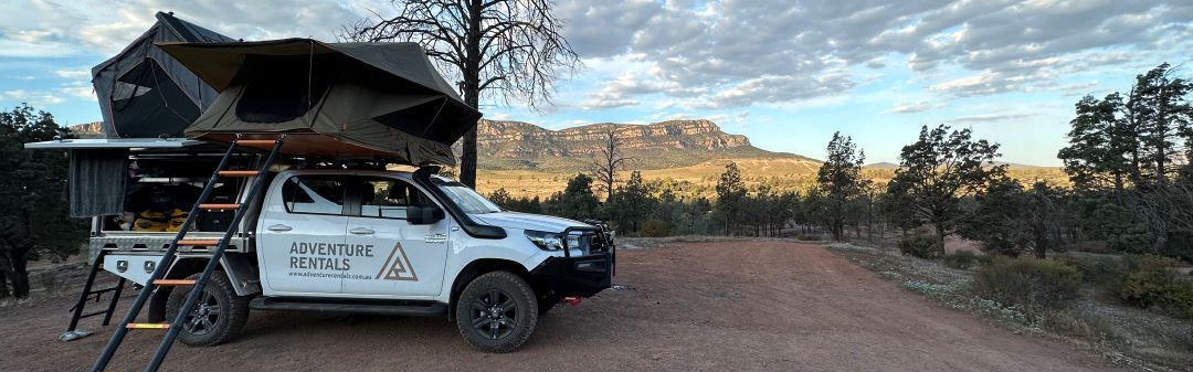 Toyota Hilux mit Doppeldachzelt von Adventure Rentals im Wald in Australien