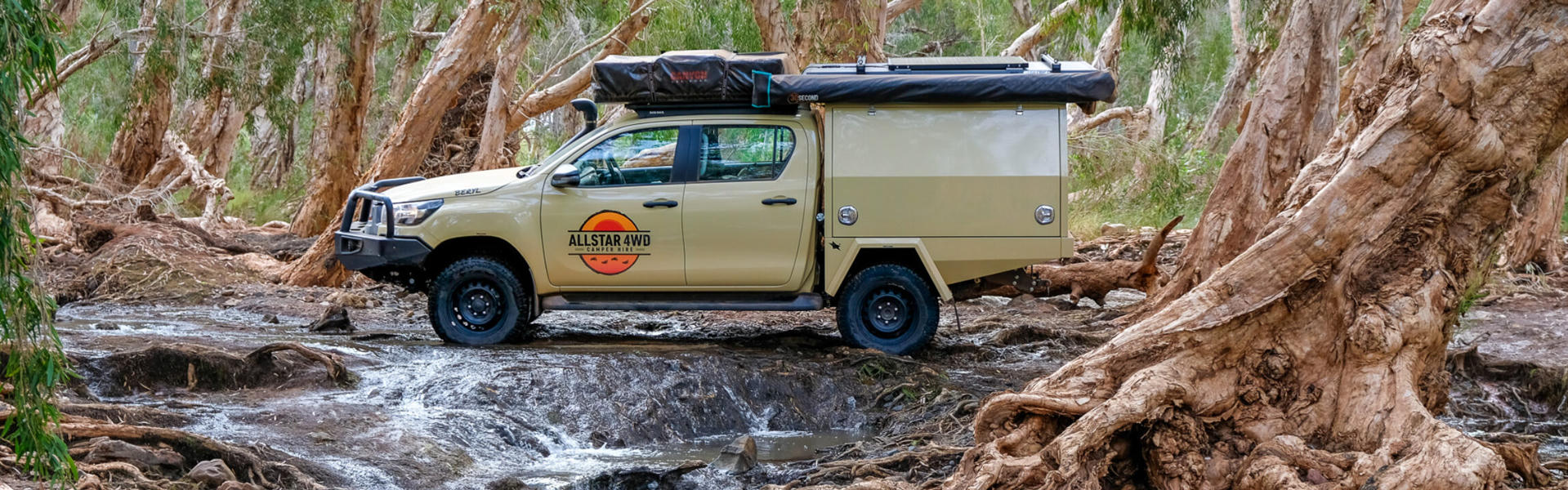 Camper im Wald fährt durch Fluss