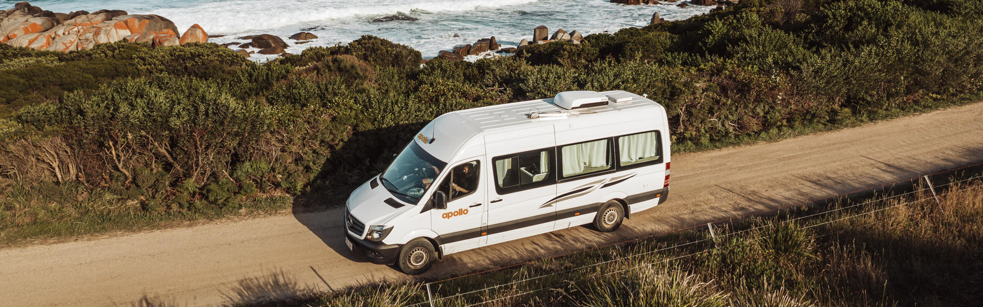 Der Euro Tourer von Apollo Motorhomes auf einer Küstenstraße in Australien