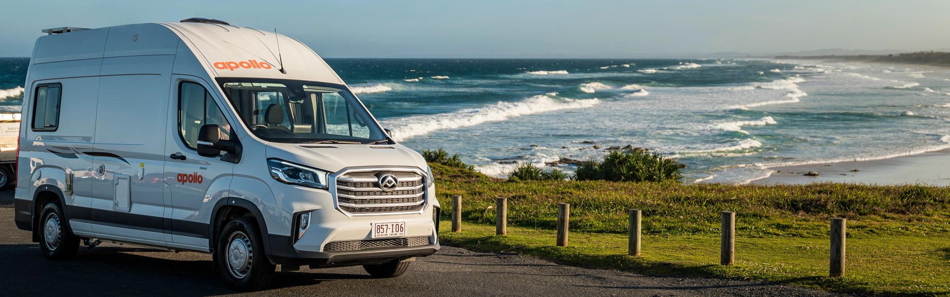 Apollo Motorhomes Hitop in Australien auf Parkplatz