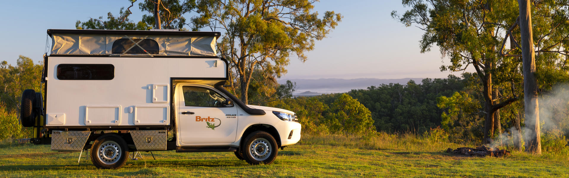Der Maverick Camper auf einer Wiese mit Aussicht in Australien