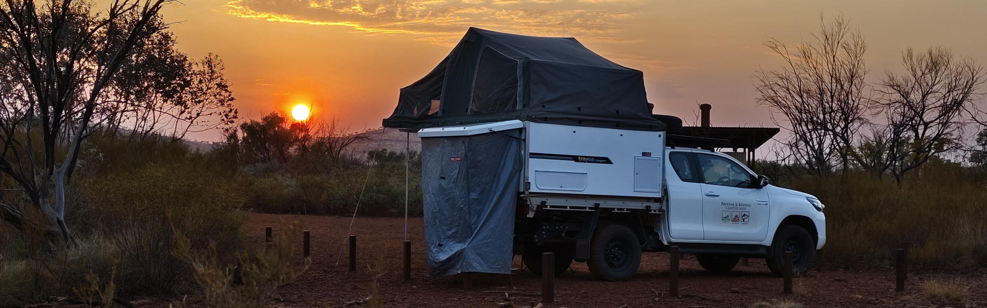 Allradcamper in Australien vor dem Sonnenuntergang