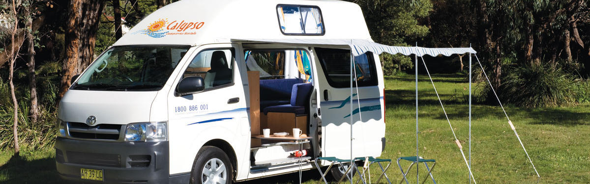 Camper abgestellt vor Wald