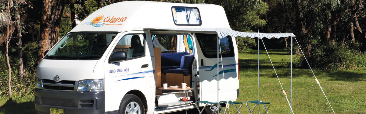 Camper vor Wald