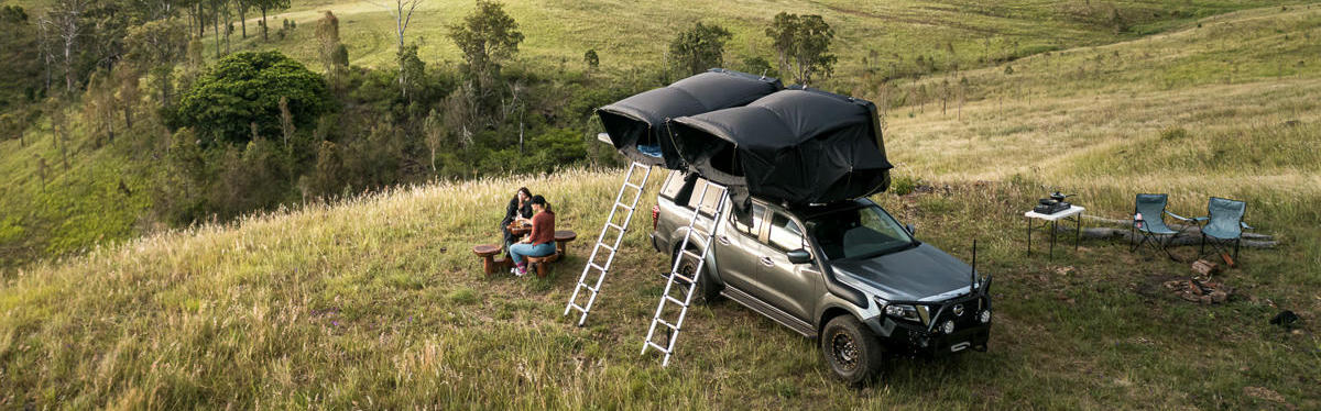 Camper auf Feld hügelig