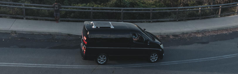Camper fährt an der Küste entlang