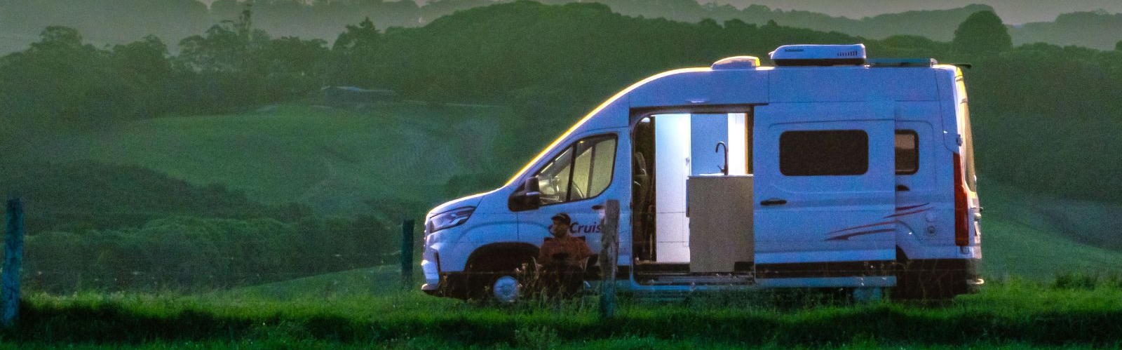 Der 2 Berth HiTop von Cruisin Motorhomes geparkt auf einer Wiese bei Sonnenuntergang für 2 Personen in Australien.