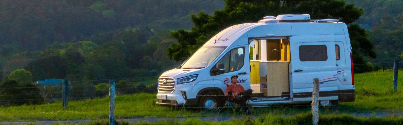 Der 2 Berth Rover von Cruisin Motorhomes für 2 Personen geparkt auf einer Weise bei Sonnenuntergang in Australien.