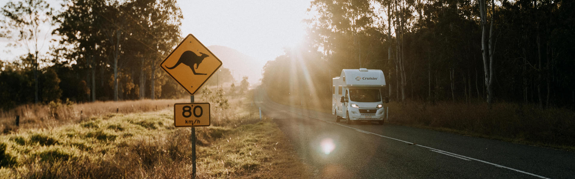 Der 4 Berth Seeker von Cruisin Motorhome für bis zu 4 Personen an einer Küste in Australien