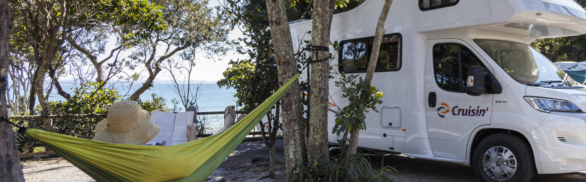 Der 6 Berth Deluxe von Cruisin Motorhomes geparkt am Strand in Australien