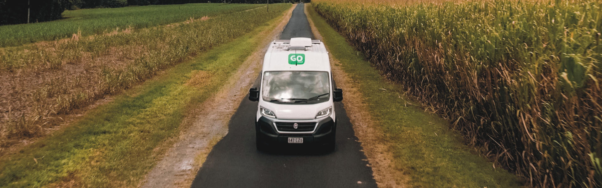 Der 2 Bett Tamar von GoCheap Campervans für 2 Personen auf einem Feldweg in Australien