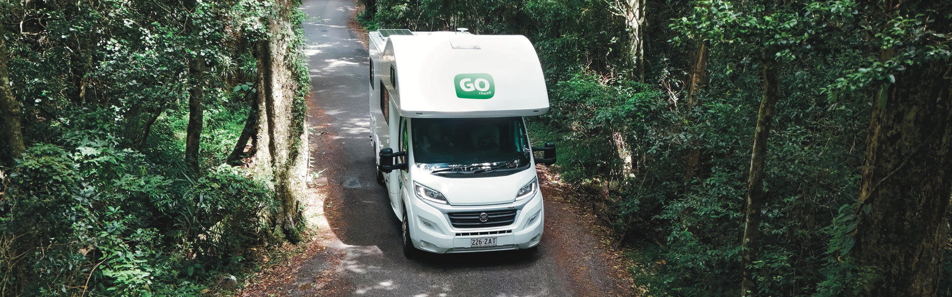 Das Alkoven-Wohnmobil 4 Bett Henty von GoCheap Campervans auf einem Waldweg in Australien