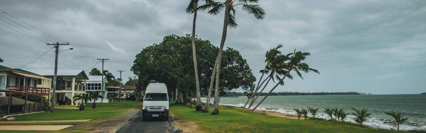 Camper von GoCheap Campervans auf Küstenstraße in Australien