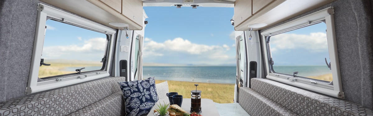 Inneneinsicht Campervan nach draußen mit Blick auf Gewässer