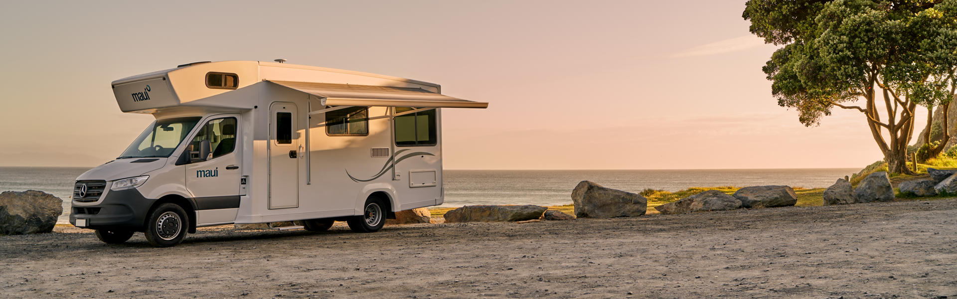 Das Premium Wohnmobil Beach von Maui Motorhomes am Strand in Australien