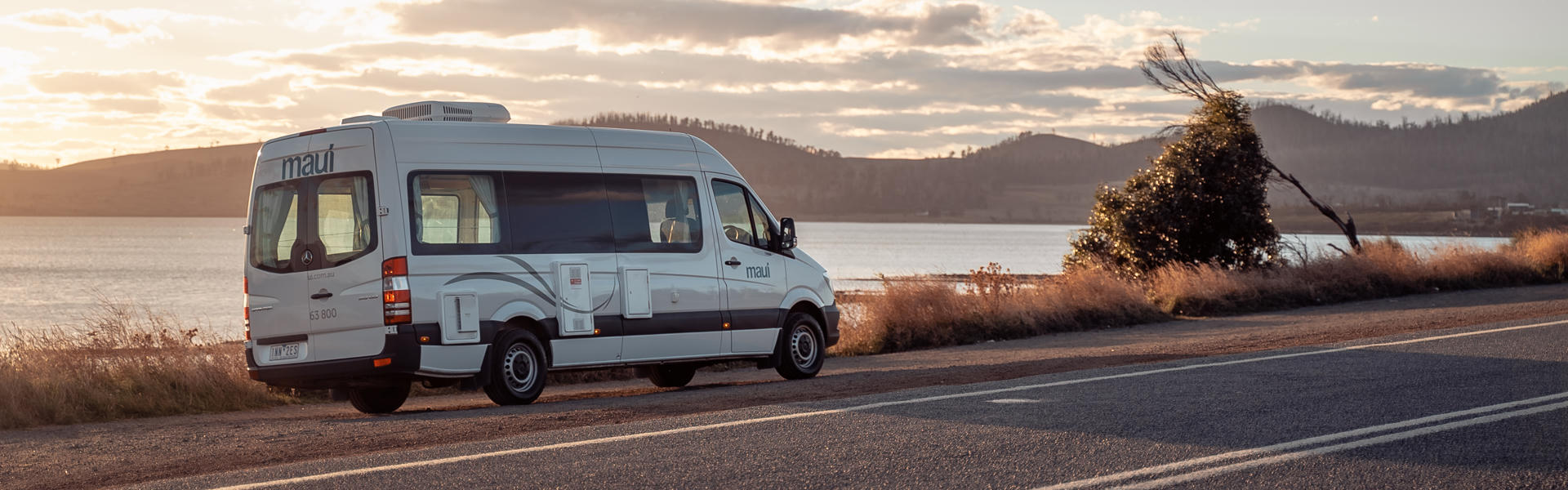 Ultima Plus  von Maui Motorhomes auf einer Straße vor See in Australien
