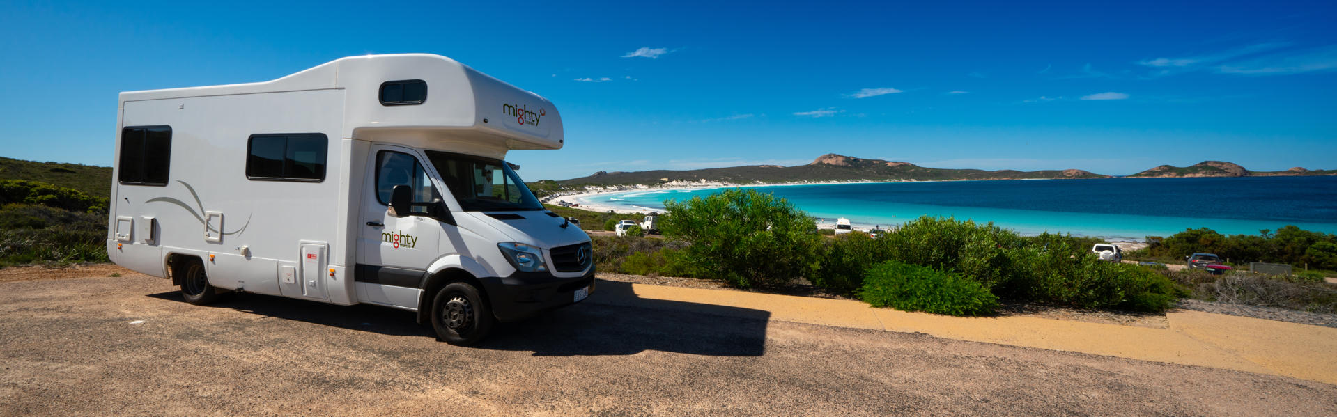 Mighty Big six 6 Bett Wohnmobil für 6 Personen von Migty Campers geparkt an der Küste in Australien