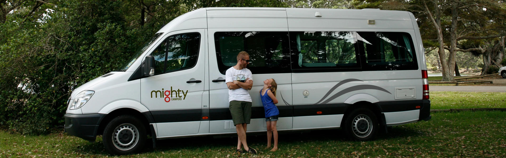 Deuce Camper für 2 Personen von Mighty Campers auf einer Wiese in Australien