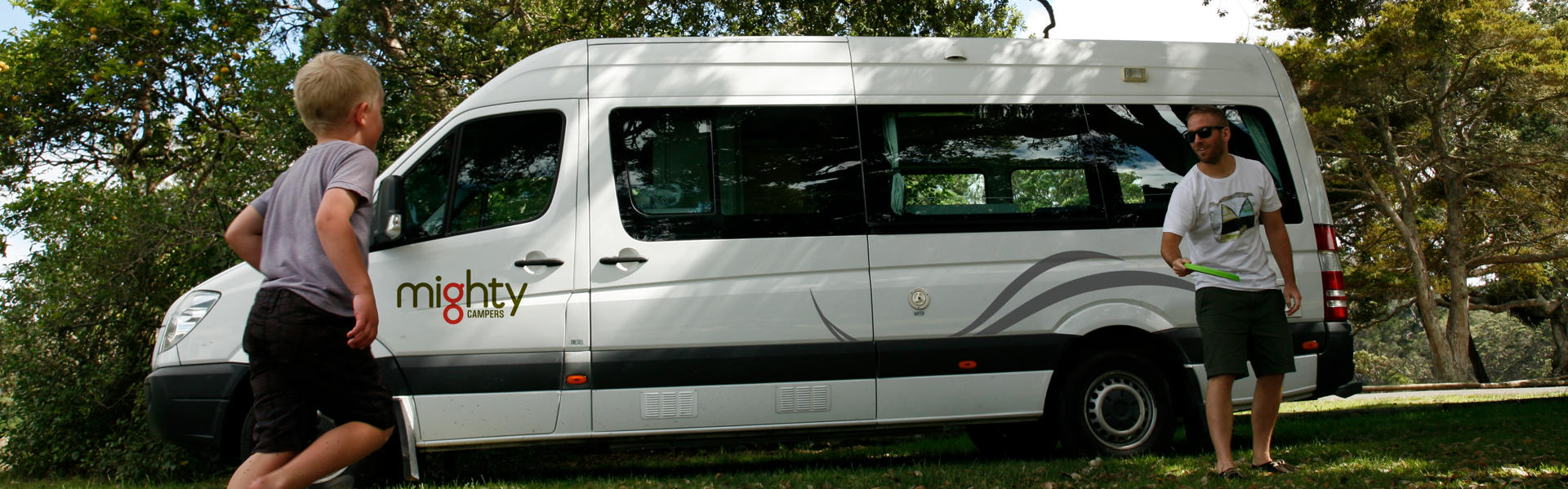 Der Deuce Plus von Migty Campers Australien mit 2 Personen, die Frisbee spielen.