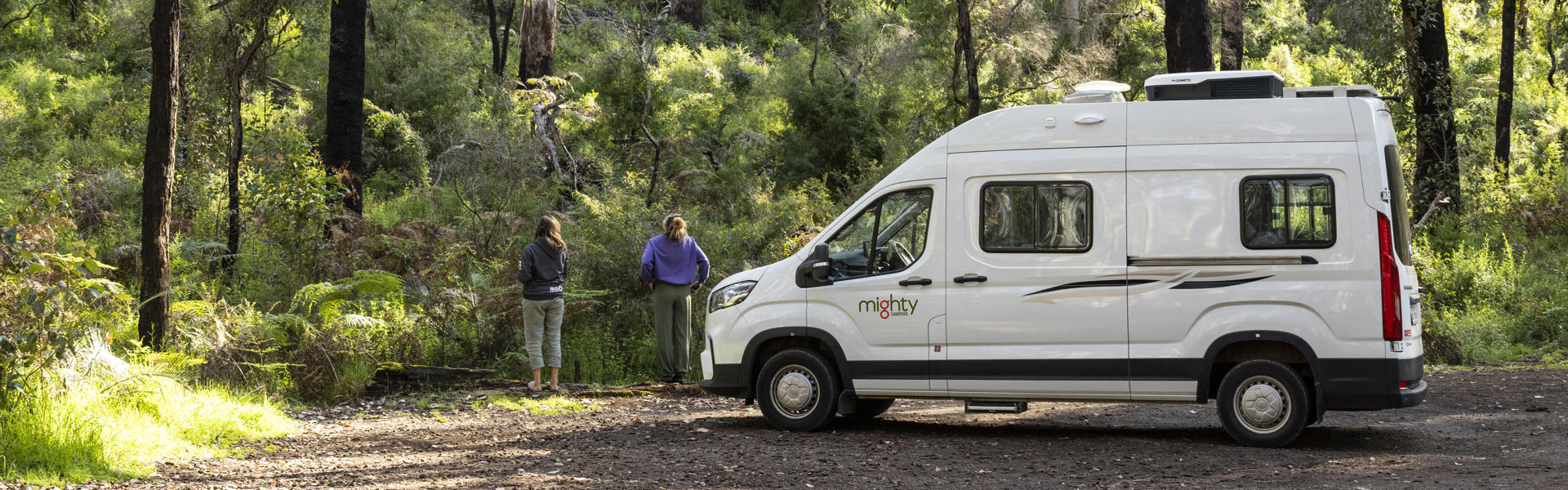 Mighty Duo von Mighty Campers geparkt in einem Wald in Australien