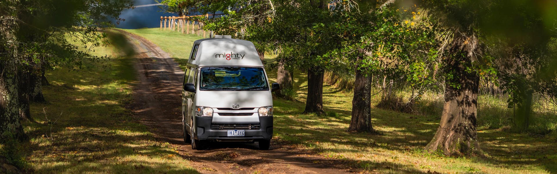 Highball Camper für 2 Personen von Mighty Campers zwischen Bäumen in Australien