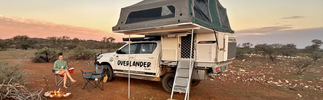 Hilux Outback Plus 4WD von Overlander Adventures bei Sonnenuntergang in Australien