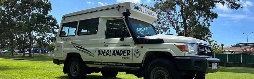 Camper vor der Küste mit Blick auf Meer