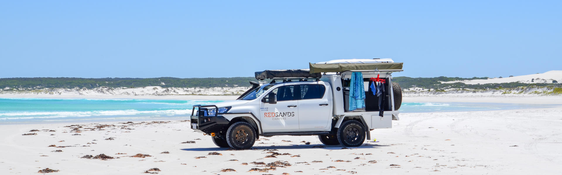 RedSands 4WD Camper steht in Australien am Strand