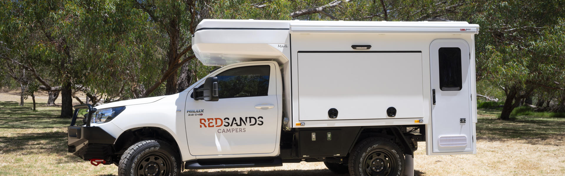 Der Wanderer Luxe von Red Sands in Australien vor Bäumen