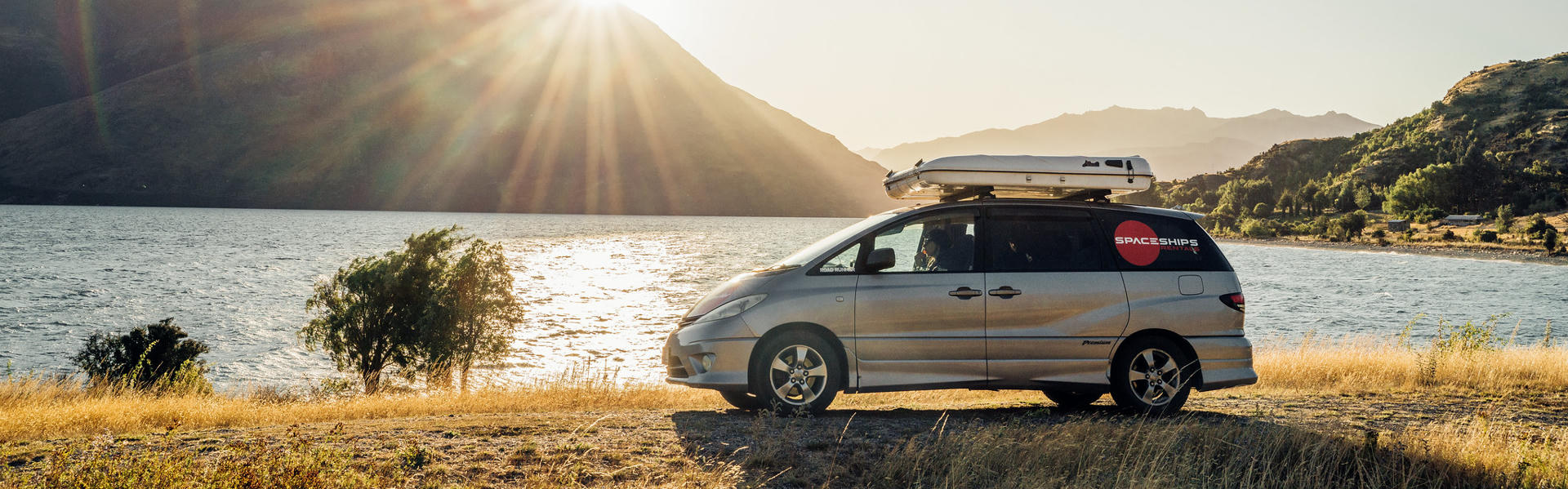 Beta 4 mini Camper mit Dachzelt von Spaceships vor einem See in Australien