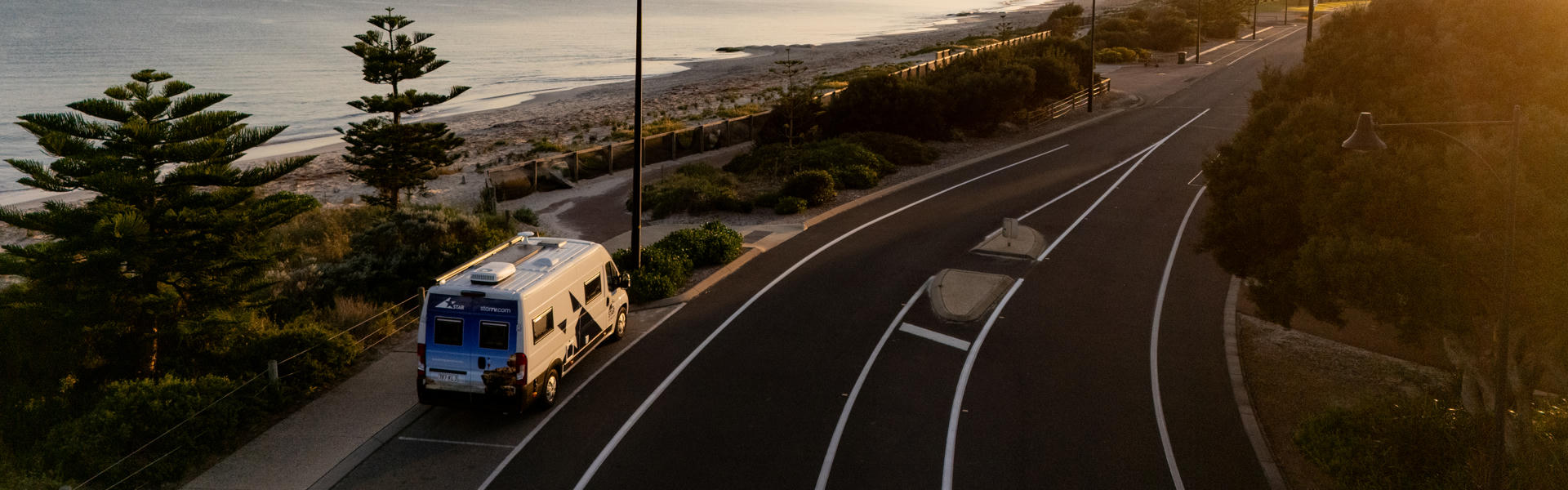 Polaris 2 von Star RV am fahren bei sunset in Australien