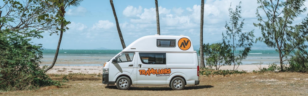 Camper parkend auf Wiese