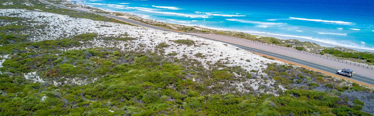 WA Experts Camper auf der Straße am Strand