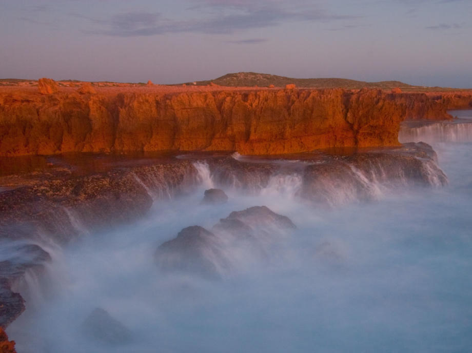 Bei den Quobba Blowholes schießt das Wasser bis zu 20 Meter in die Höhe. Quobba Blowholes, Australien Westküste, Carnarvon Blowholes, Red Bluff