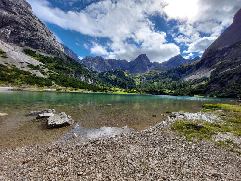 türkiser See vor Bergkulisse