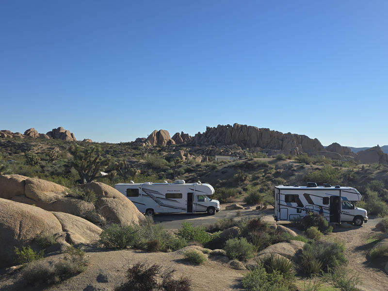 2 Wohnmobile im Joshua Tree Nationalpark. 