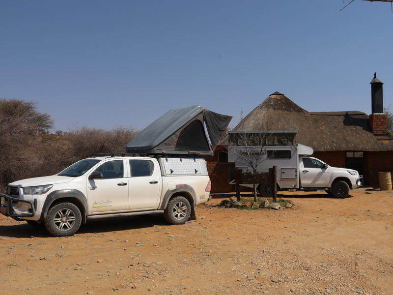 Max von CamperOase vor dem Group L von Asco Car Hire in Namibia