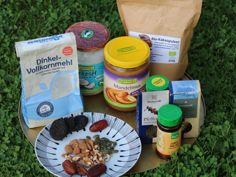 Eine Auswahl an Grundzutaten zum gesunden Kochen im Camper