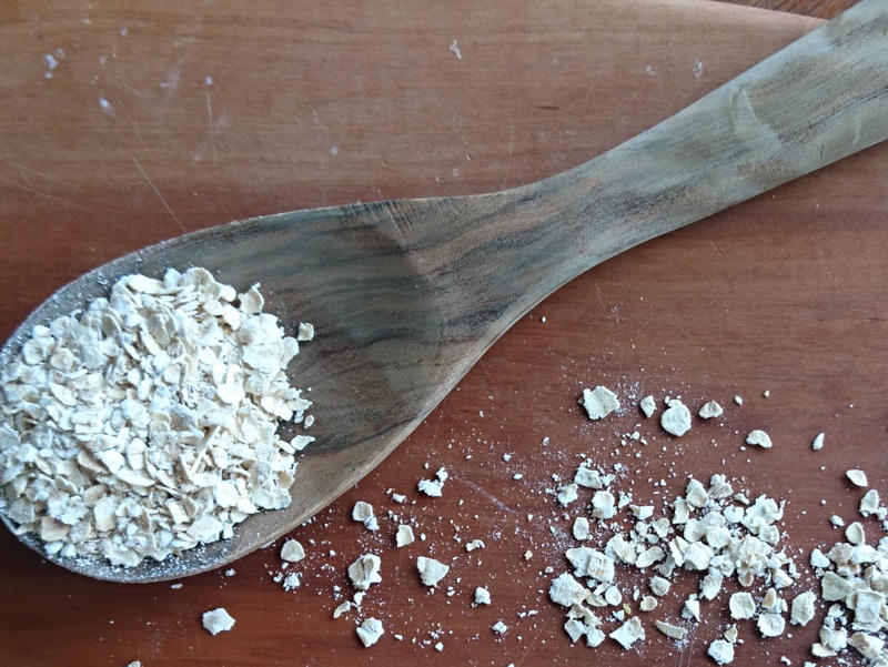 Ein Holzlöffel mit Haferflocken