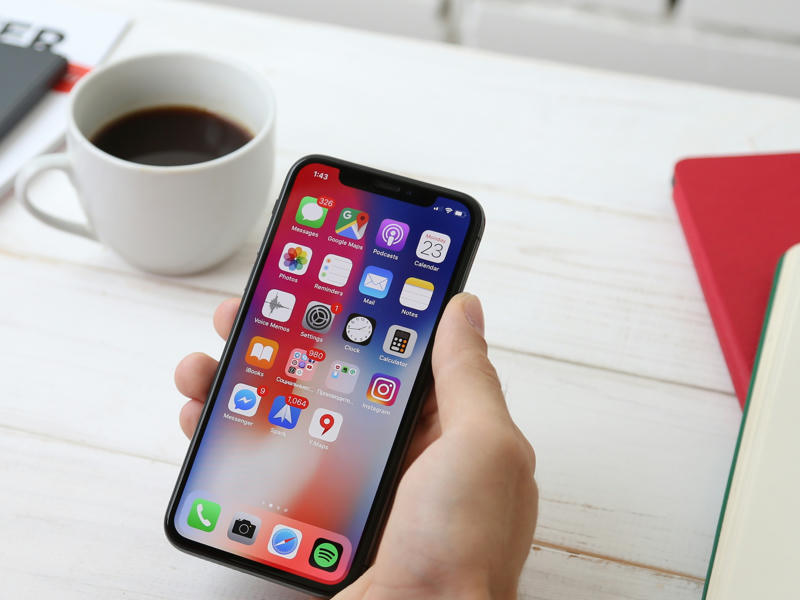 Mann mit Handy in der Hand