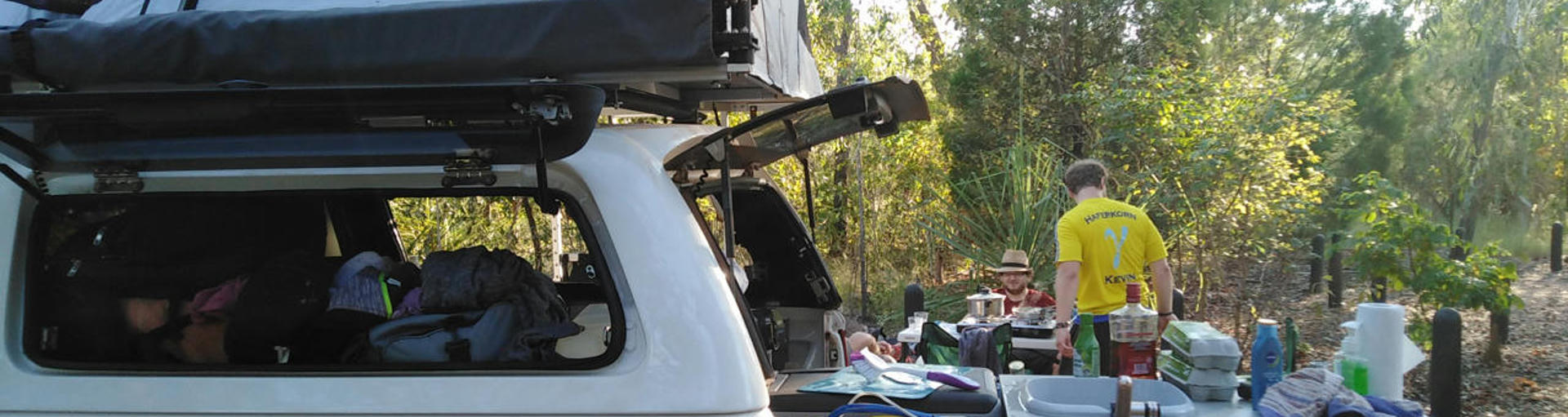 Camper mit Dachzelt und Küche 