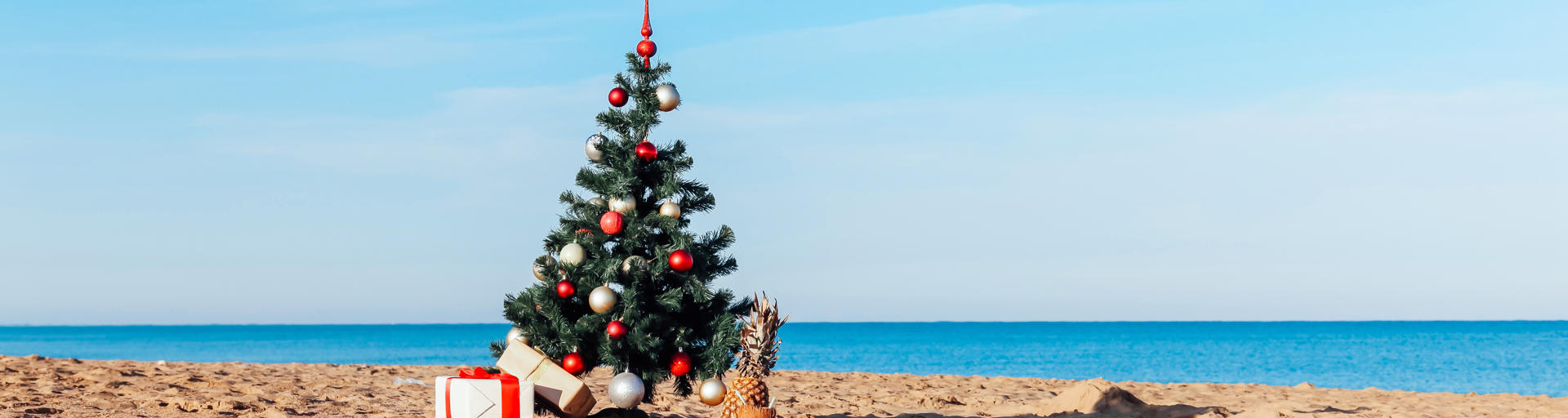 Geschmückter Weihnachtsbaum am Strand in Australien