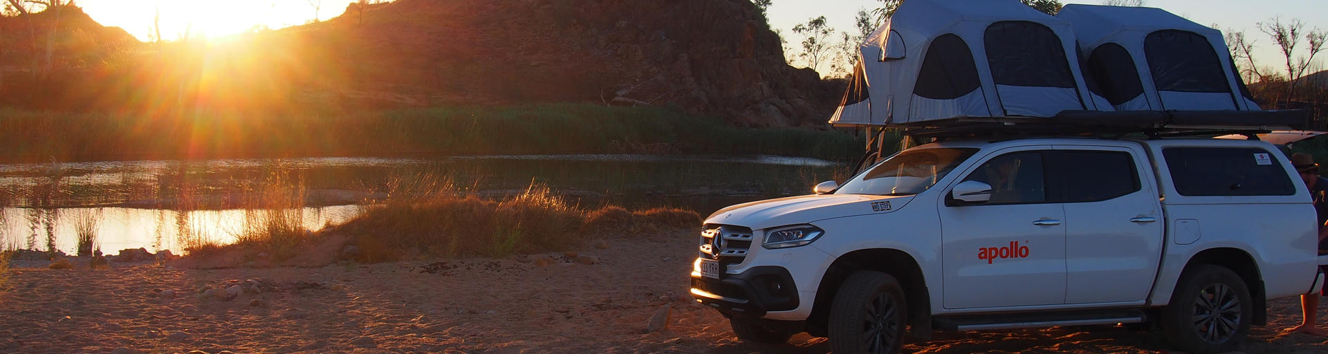 4 WD Camper steht an einem Wasserloch im Red Centre Australien